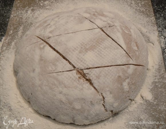 осторожно хлеб выложить на противень. На хлебе сделать несколько разрезов и отправить его в духовку. 