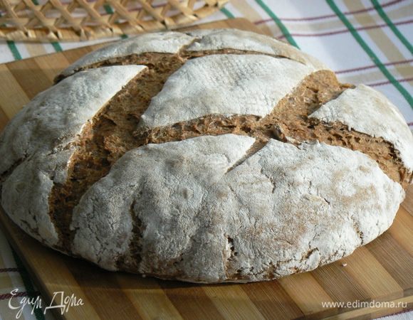 На дно духовки поставить чашку с горячей водой и прогреть её на 240°. ерез 15-20 минут сбавить температуру на 200° и печь хлеб до готовности.
Печем где-то 90 минут. Хлеб готов если при стуке по низу он звучит пусто. 