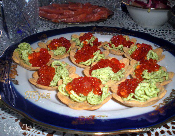 Положить масло в тарталетки и добавить икры. Закуска готова!