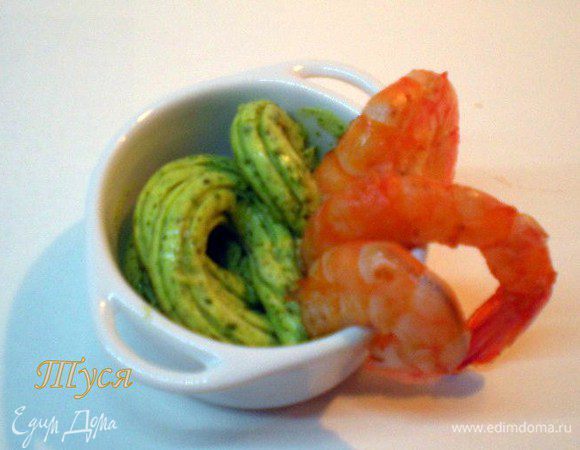 Выложить немного масла в порционные формочки и добавить обжаренные креветки.