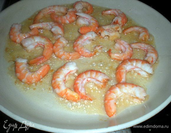 Креветки очистить от панциря, помыть и вытереть. На разогретой сковороде с растительным маслом обжарить креветки со всех сторон.