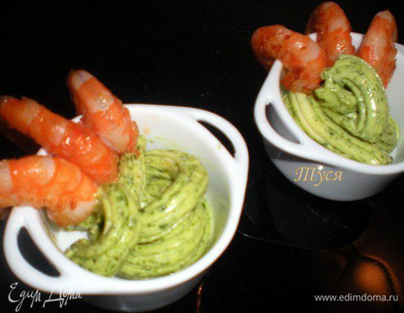 Подавать на стол сразу же с маслом, заправленным руколой. К этому блюду хорошо подойдет листовой салат, багет или рис.