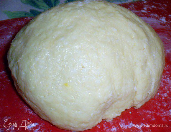 Размягченный маргарин взбиваем с сахаром и ванилином до получения пышной массы. Добавляем по одному яйца и взбиваем до однородного состояния. Затем добавляем кокосовую стружку, молоко, муку и замешиваем тесто. Долго не месить!