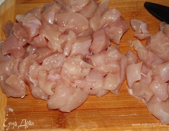Порежьте курицу на небольшие кусочки.