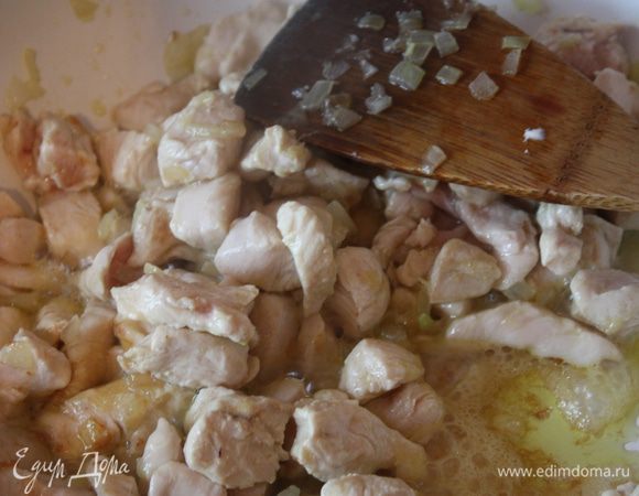 Лук мелко нарезать и обжарить на оливковом масле до золотистого цвета. Добавить курицу и обжаривать,пока курица не станет белой.примерно 10 минут.