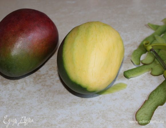 Очистите манго, нарежьте на полоски.