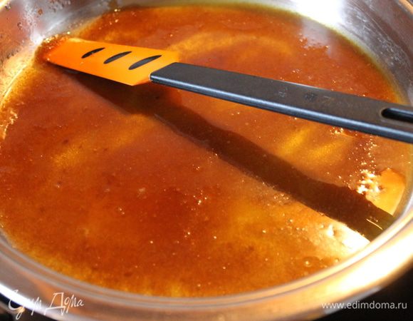 60 г масла разогрейте на сковороде, добавьте туда коричневый сахар и, помешивая, варите 2 минуты до растворения сахара.