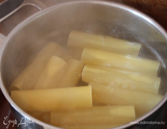 Тем временем отвариваем наши трубочки. Кидаем их в кипящую подсоленную воду и варим до готовности (как указано на упаковке.)