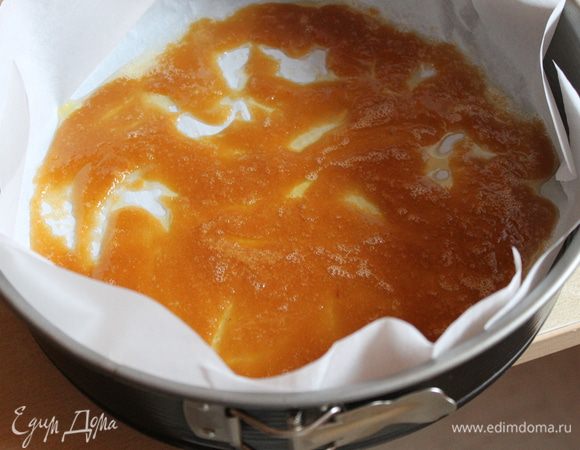 Эту смесь вылейте в форму, застеленную бумагой. У меня диаметр 26 см. Распределите по всей форме.