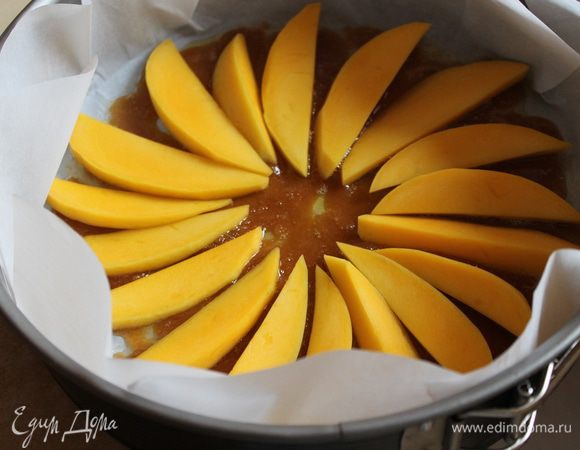 На карамель по кругу выложите манго. В середину можно положить любые орехи (у меня рубленый миндаль).