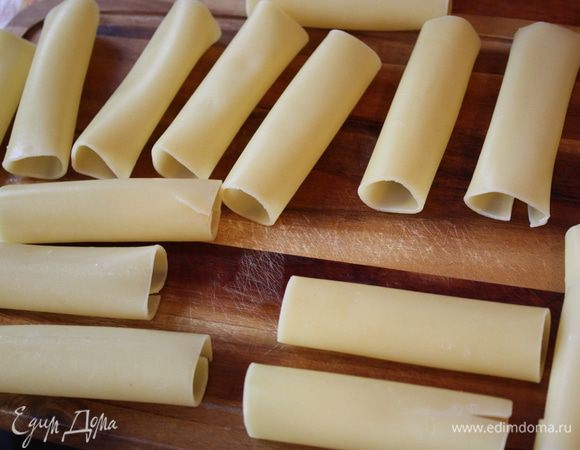 Выкладываем их на ровную поверхность,чтобы не слиплись.