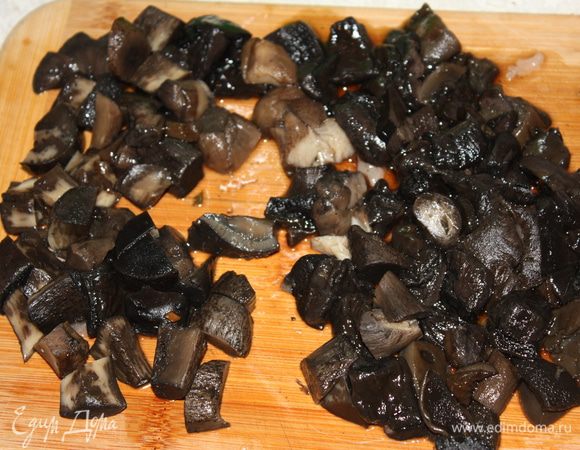 Я использовала замороженные грибы (предварительно их отварила). Грибы нарезать небольшими кусочками.