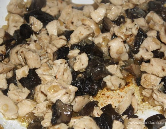 Добавляем к курице грибы и тушим,пока не выпарится вся жидкость.Солим и перчим по вкусу.