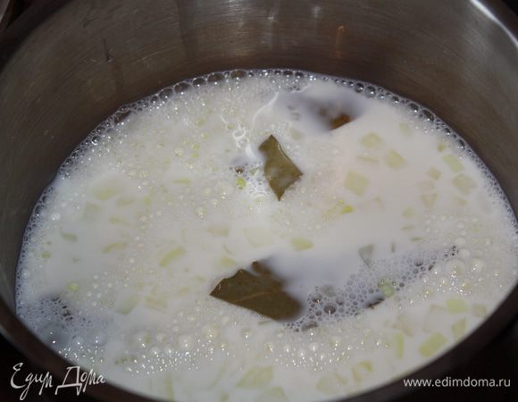 Теперь соус. В маленькую кастрюлю наливаем молоко,добавляем лук и лавровый лист и доводим до кипения.