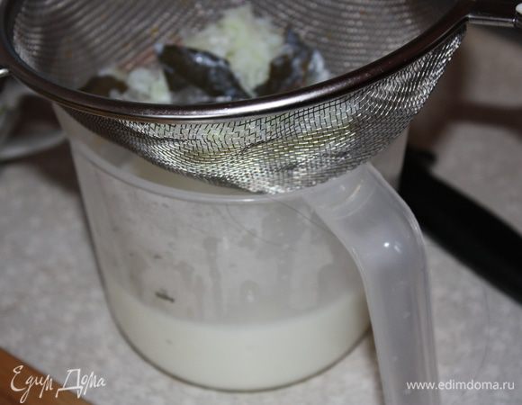 Накрываем крышкой и оставляем настаиваться 15 минут, потом процеживаем.