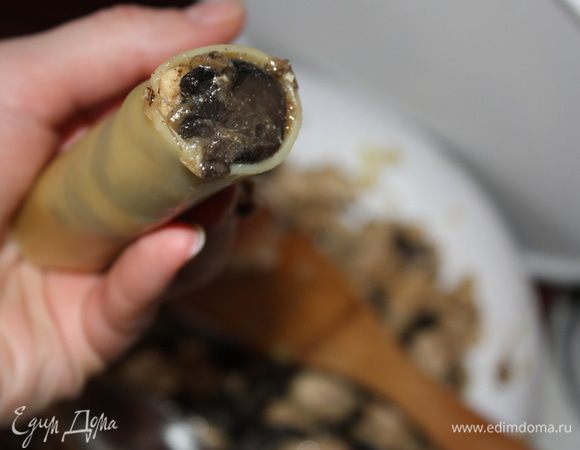 Фаршируем наши трубочки.