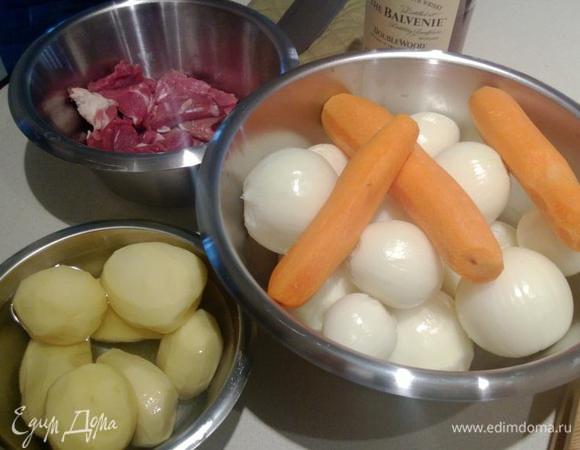 Подготовим мясо, нарезав его кусочками среднего размера. Почистим лук, морковку, картошку.