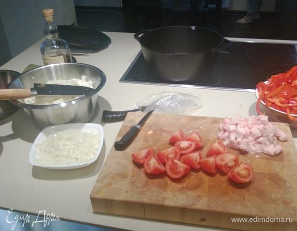 Лук делим на 2 части. Одну часть нарезаем мелко, вторую - полукольцами.
Морковку режем кружочками.
Картофель разрезаем пополам.
Болгарский перец - полосками.
Помидоры - на четвертинки.
Курдючное сало - кубиками.
Можно начинать готовить!
