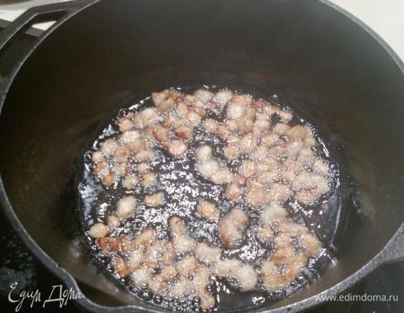 Получаем из него вкуснейшие шкварки и вытаскиваем их из казана, мгновенно поглощая (посолив).