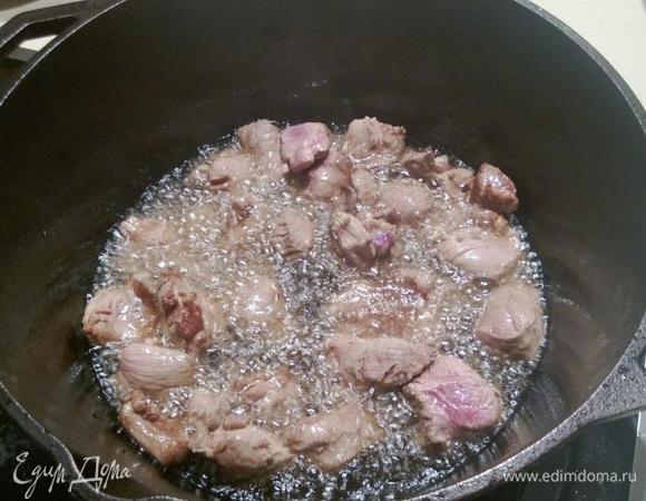 Отправляем в казан мясо...