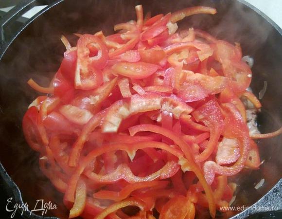 Добавляем болгарский перец и помидоры...