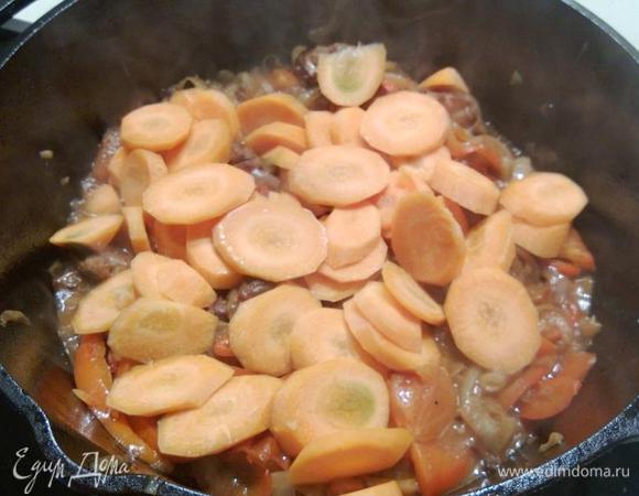 Настало время отправить в казан морковку...