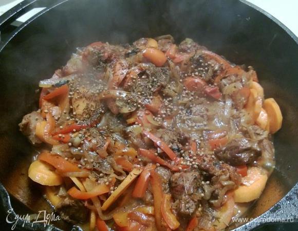 Обжариваем, добавляя специи