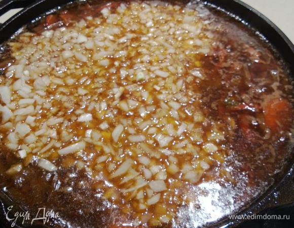 Все кипит... добавляем оставшийся лук (мелко нарезанный)...