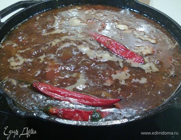 Дожидаемся, когда сварится картофель, удаляем из супа пучок зелени и можно угощать дорогих гостей!