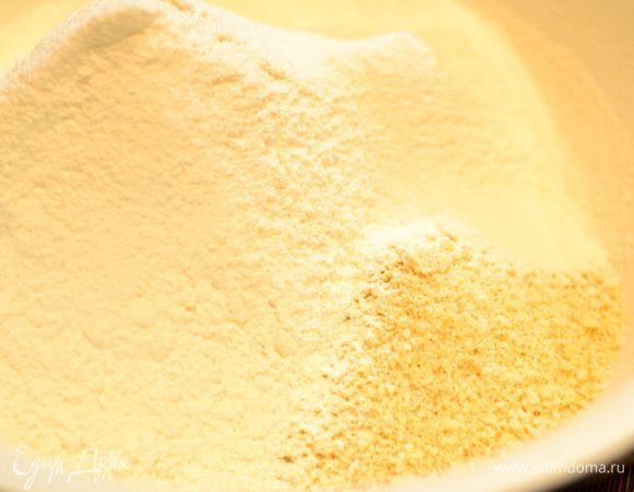 Соединить просеянную муку с миндалем,сахаром.сахарной пудрой,