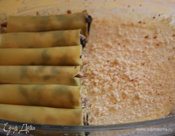 Форму смажем маслом и посыпем сухарями,туда же и выкладываем наши готовые трубочки в один слой.