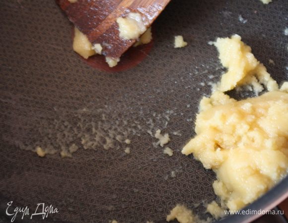 На сковороде растопим сливочное масло и всыпем муку,мешаем все деревянной лопаткой. Обжариваем муку пару минут,постоянно помешивая.