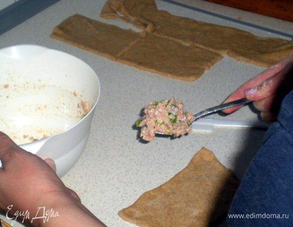 Тесто раскатать и  нарезать на квадраты.На середину каждого положить по 2 ст.л. начинки из рыбы.