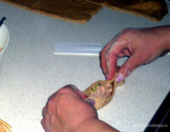 Защипнуть края,оставляя серединку открытой.