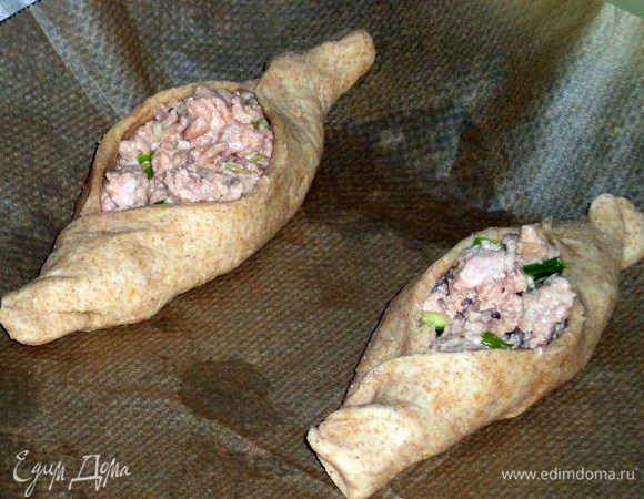 Выложить расстегаи на противень,застеленный бумагой,накрыть полотенцем и оставить на 20 мин.