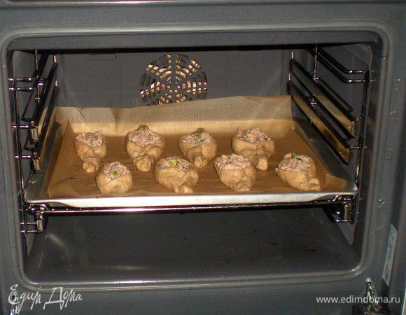 Выпекать в разогретой духовке при 190 гр. около 20 мин. До золотистого цвета.