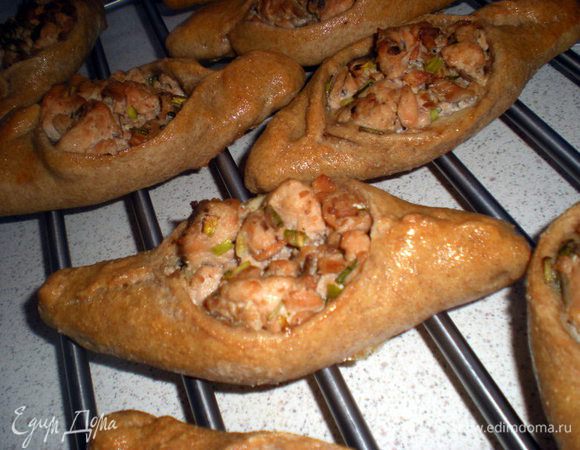 Остудить расстегаи,накрыв полотенцем.Перед подачей хорошо бы влить в серединку по 1 ст.л. рыбного бульона и присыпать зеленым луком.