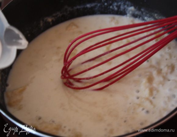 Вливаем тонкой струйкой остывшее молоко (постоянно помешивая,я использую венчик). Мешаем венчиком долго (минут 5) и комочки все разойдутся.