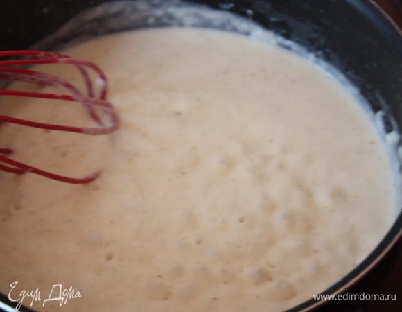 Солим,кладем щепотку мускатного ореха и увариваем на слабом огне 10-15 минут, постоянно помешивая. Соус получается густым. Если у вас много комочков,пробейте соус блендером или процедите.