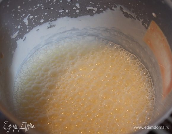 Желтки взбиваем со сливками,можно вручную,без миксера.