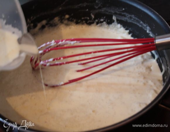 Влейте смесь в горячий соус и доведите почти до кипения. Уберите с огня.