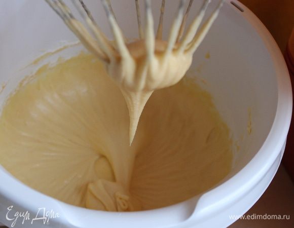 Приготовьте тесто: 115 г масла комнатной температуры взбейте с белым сахаром, постепенно добавьте яйца и желток, также всыпьте туда половину муки, разрыхлитель, соль и ванилин.