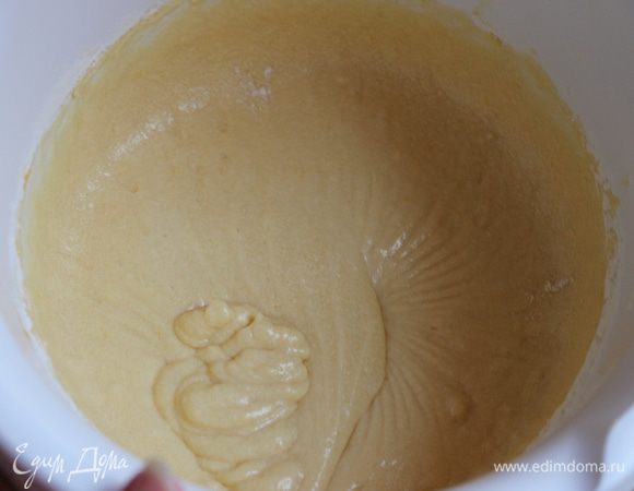 Апельсиновый сок (я выжала сок из 2 апельсинов) также добавьте в тесто, хорошо перемешайте и всыпьте остальную муку.