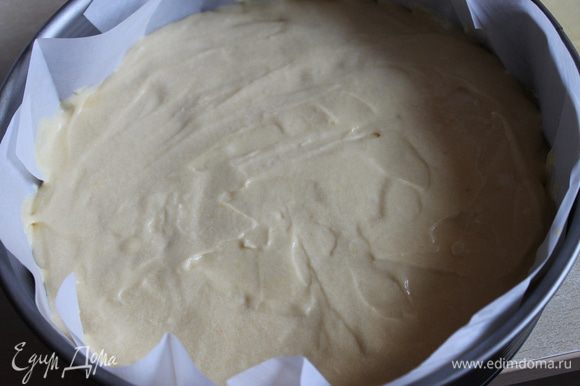 Готовое тесто выливаем поверх наших манго. Ставим в духовку на 50 минут при 180 гр. Готовый пирог достаем, даем постоять 10 минут и перевернем на тарелку... Отрезаем кусочек и наслаждаемся самым вкусным пирогом.