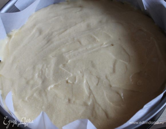 Готовое тесто вылейте поверх манго. Поставьте в духовку на 50 минут при 180°C. Готовый пирог достаньте, дайте постоять 10 минут и переверните на тарелку. Отрежьте кусочек и наслаждайтесь самым вкусным пирогом.