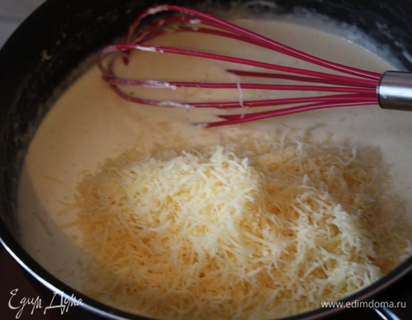 Всыпаем тертый сыр...