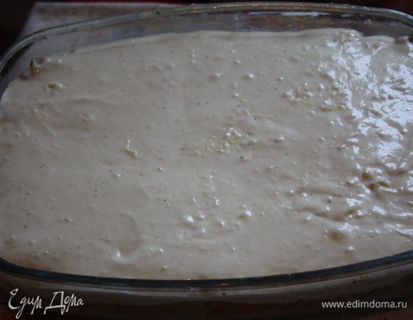 Выкладываем соус на приготовленные и разложенные в форме трубочки и ставим в духовку,разогретую до 190 градусов на 30 минут.