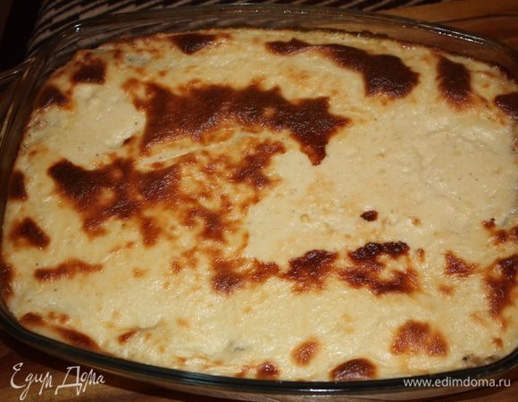 Соус очень хорошо зарумянится.Даем немного остыть и нарезаем,стараясь не повредить каннеллони. сверху посыпаем сыром.