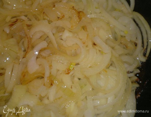 Полукольцами нарезать лук, также обжарить на растит. масле