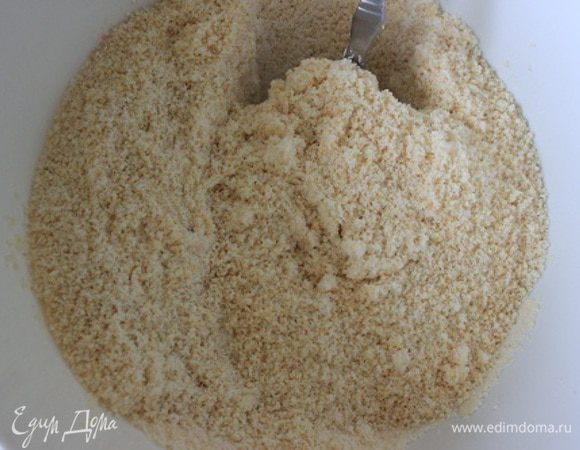 Миндальную муку просеять пару раз с сах. пудрой.